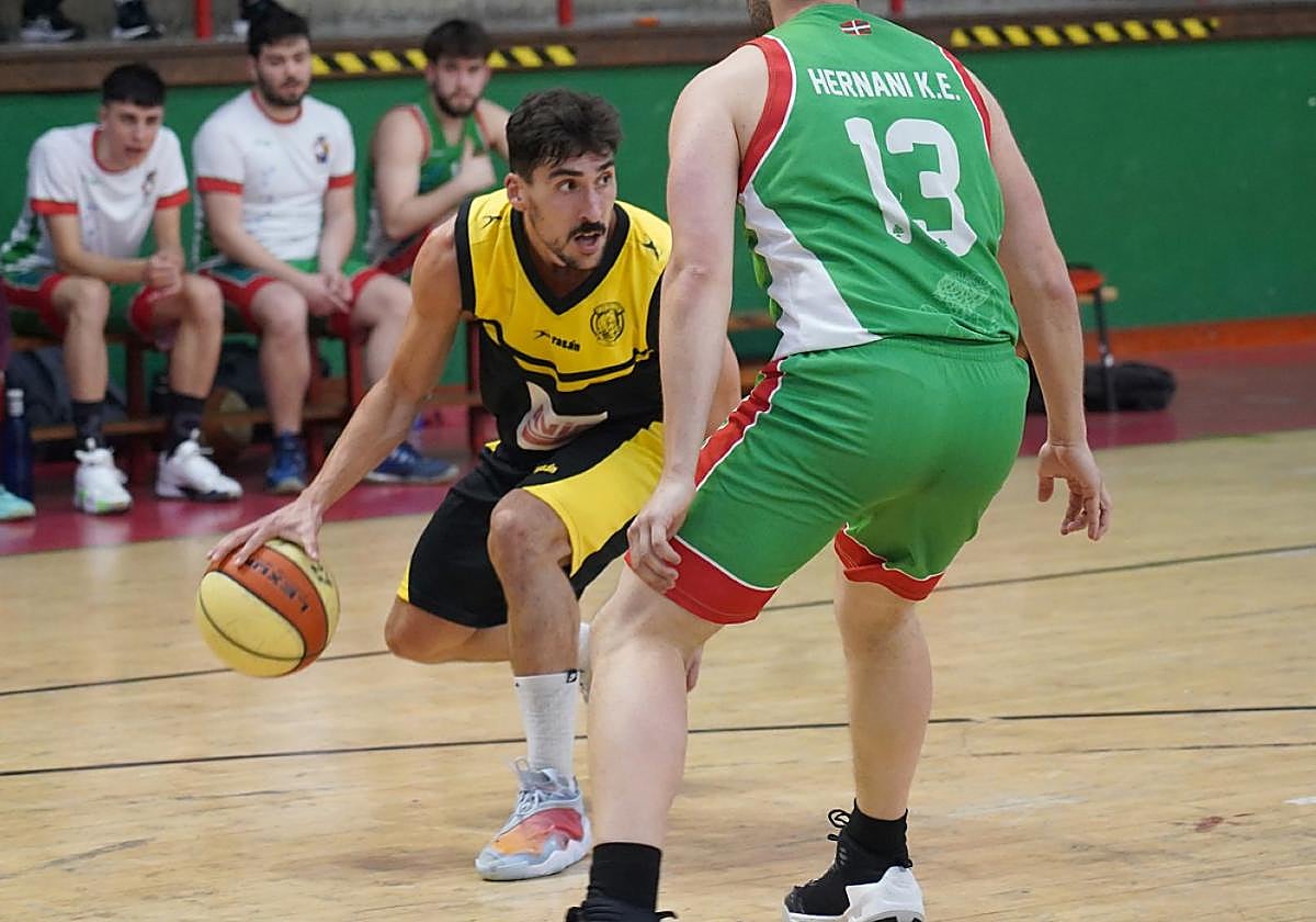 Un jugador del Artesanos Juantxo mueve la pelota en un encuentro de la pasada temporada.