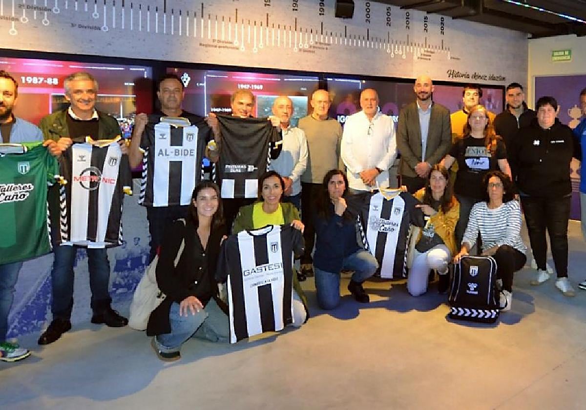 Representantes del club, de la SD Eibar, Hummel, Ayuntamiento y exjugadoras del Eibartarrak con las camisetas y material nuevos.