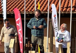 Mikel Aranzabal, campeón de España, en el centro del podio.