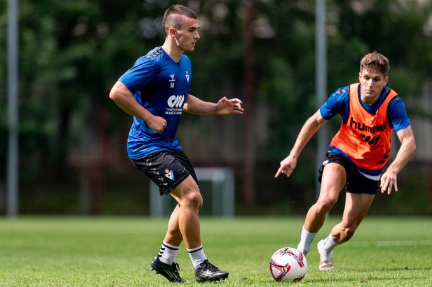 Hodei Arrillaga, a la derecha, podría volver al lateral.