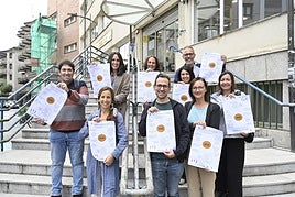Integrantes de Altxa Burua posan ayer para este periódico a las puertas del centro de salud de Tolosa.