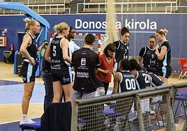 La plantilla del IDK durante un tiempo muerto en esta pretemporada.