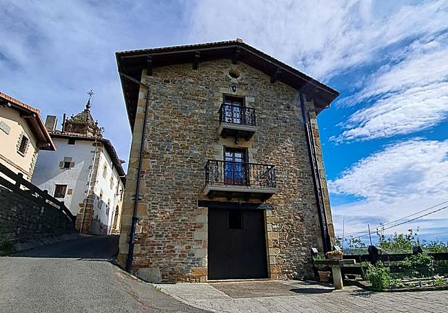 Uno de los hermosos caseríos restaurados en Laurgain.