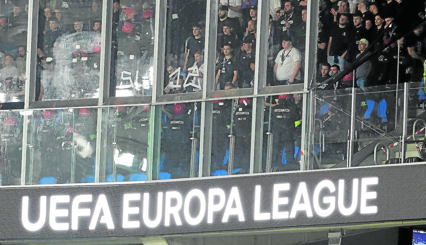 Los ultras del Anderlecht, custodiados por la Ertzaintza al descanso del partido.