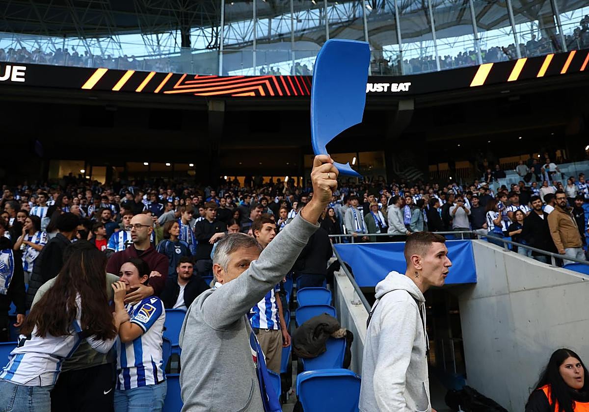 Aficionados realistas muestran su enfado tras el lanzamiento de objetos por parte de los ultras del Anderlecht.