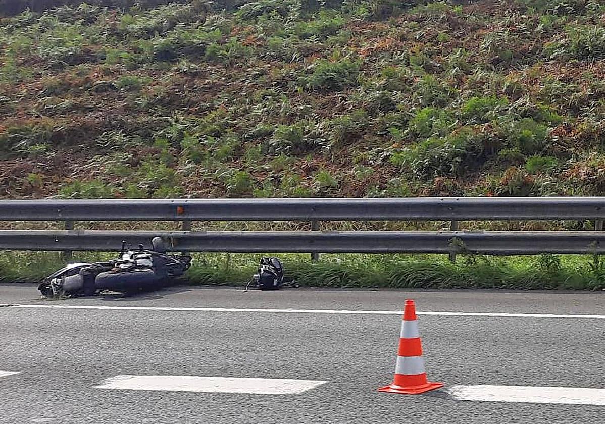 La motocicleta siniestrada en el accidente de la GI-11
