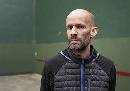 Asier Loidi posa en el frontón de Hernani tras la entrevista.