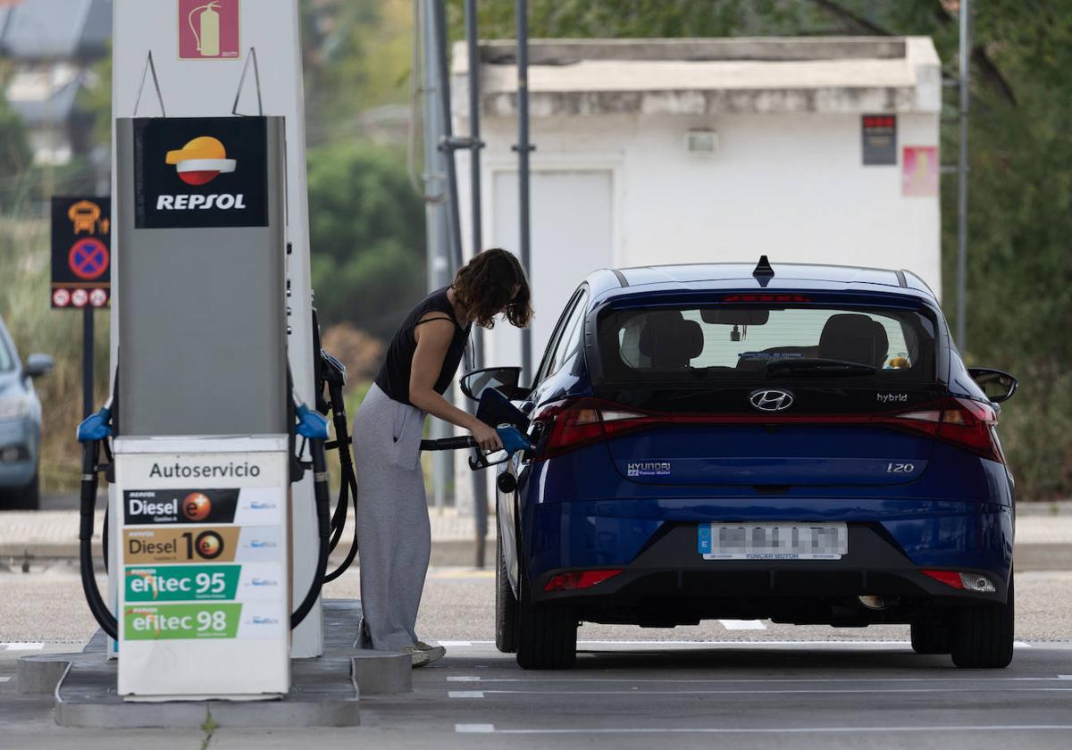 Los carburantes en Gipuzkoa frenan su tendencia bajista ante la escalada bélica