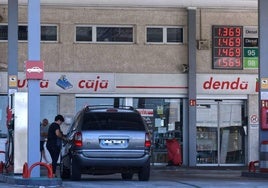 Usuarios repostan en una estación guipuzcoana.