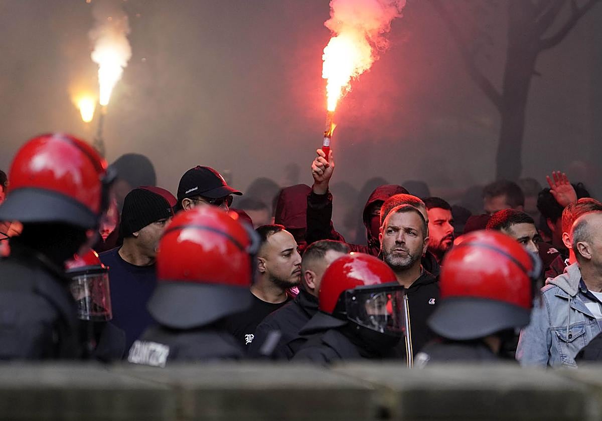 Ultras del Anderlecht, antes de entrar al campo.
