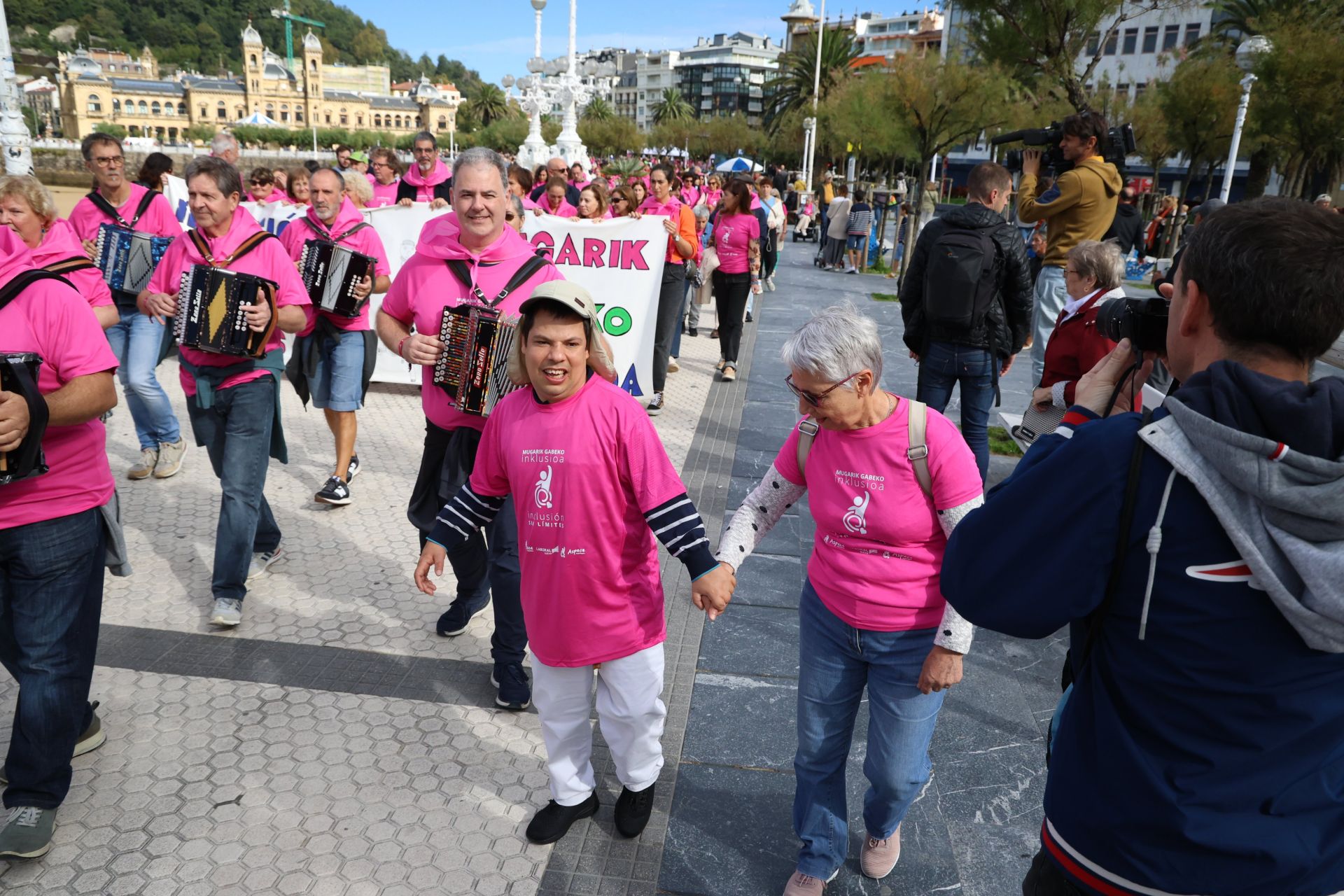 La marcha solidaria de la asociación Aspace en imágenes