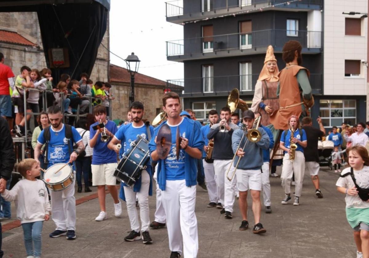 El ambiente festivo del pasado fin de semana regresara desde hoy a las calles del centro de la localidad.