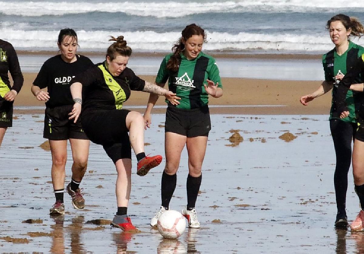 Baloia bihar eguerdina jarriko dute berriz jokoan Zarauzko hondartzan neskak eta mutilak.