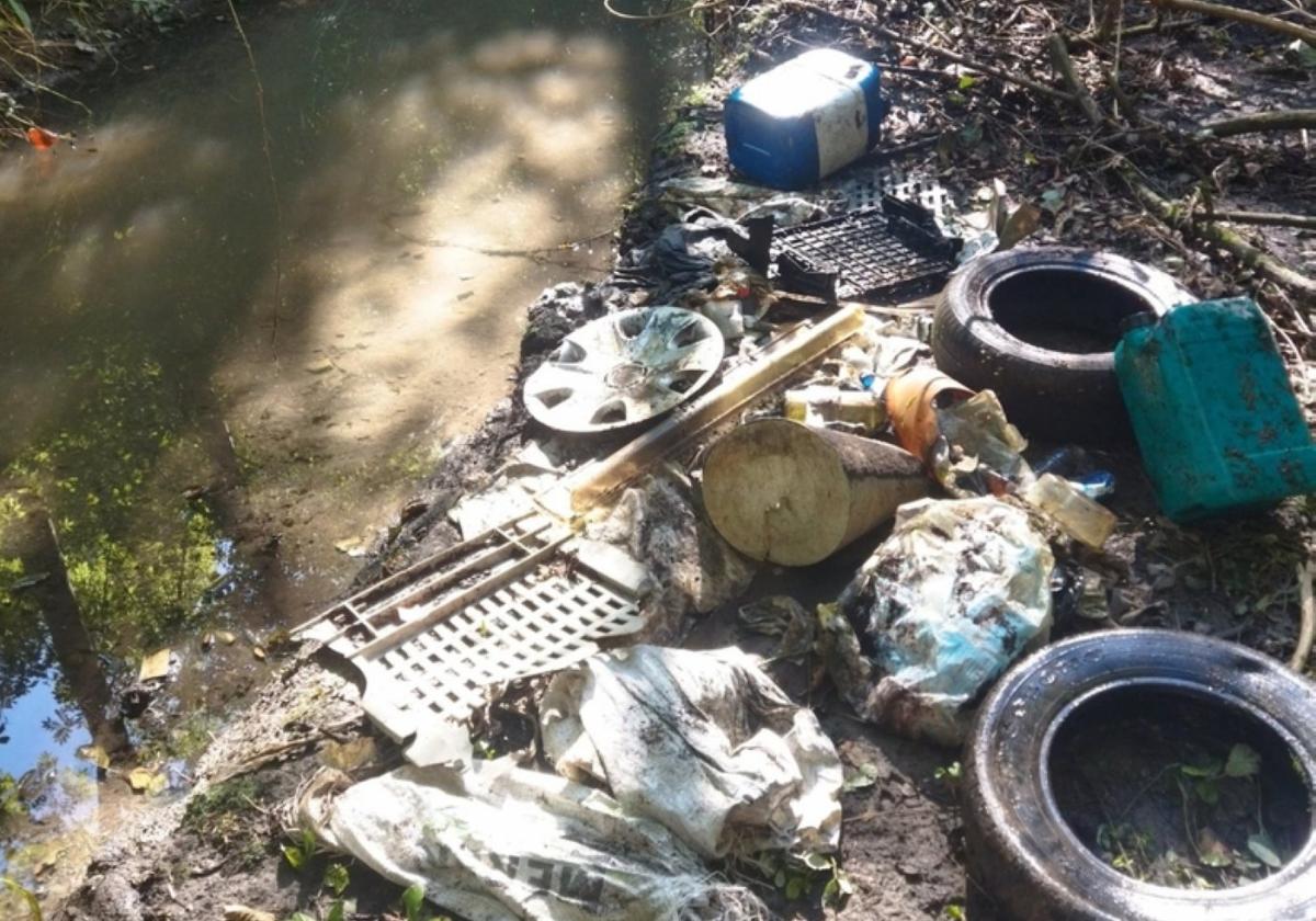 Elementos contaminantes en el cauce del río.