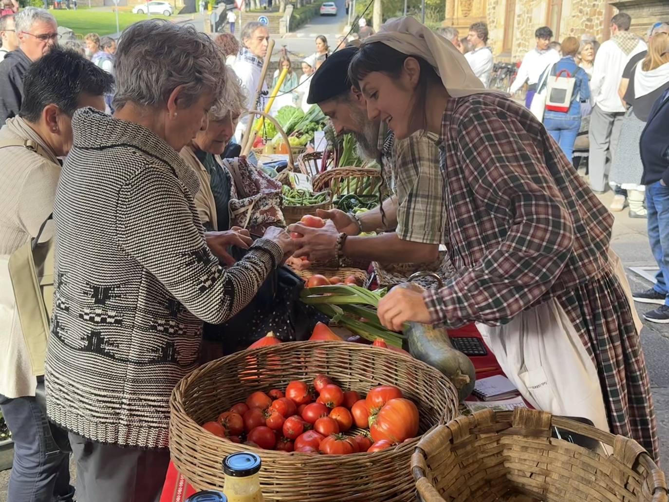 2.600 litros de sidra y 2.000 talos en un txotx multitudinario