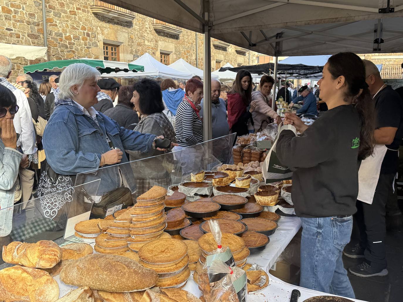 2.600 litros de sidra y 2.000 talos en un txotx multitudinario