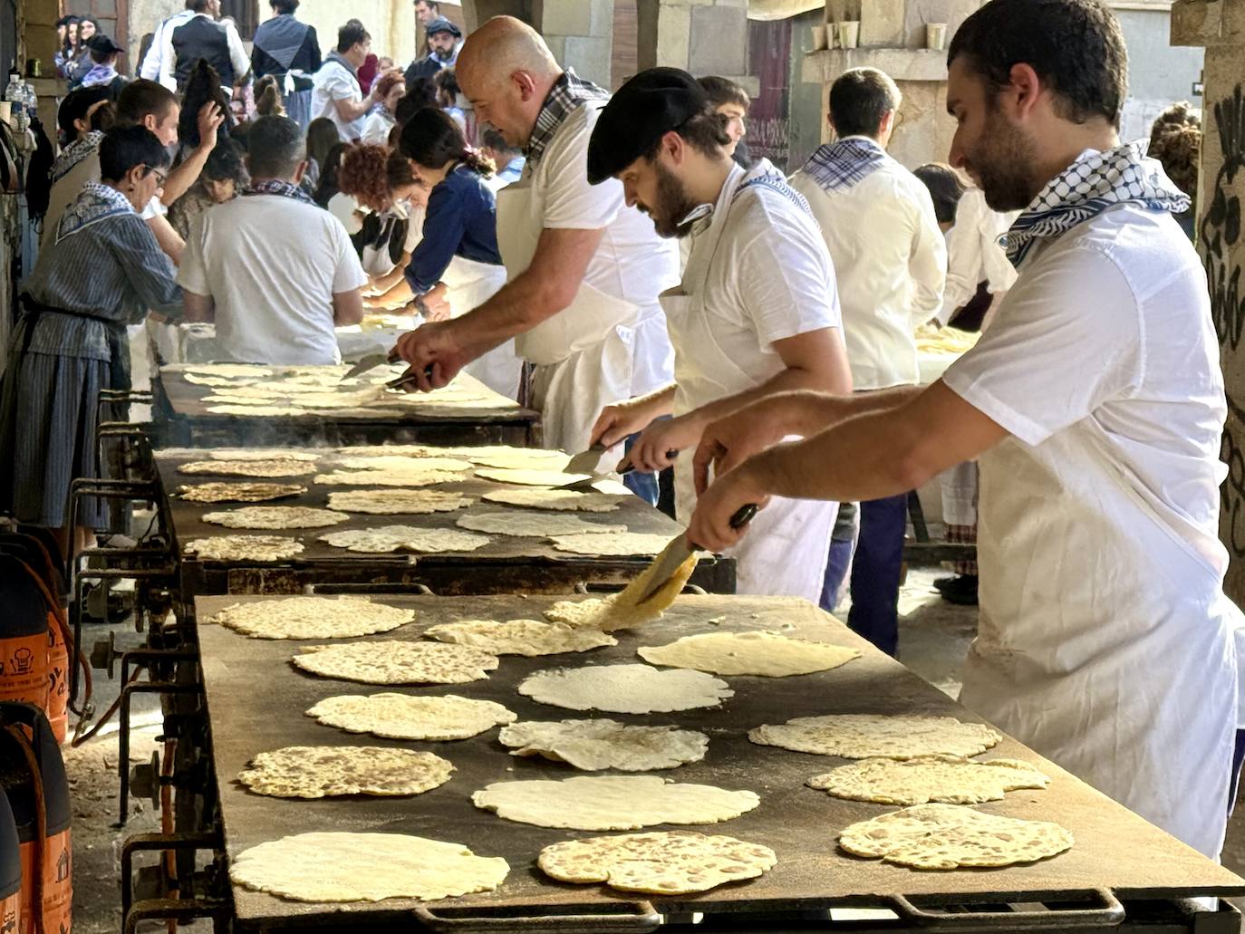 2.600 litros de sidra y 2.000 talos en un txotx multitudinario