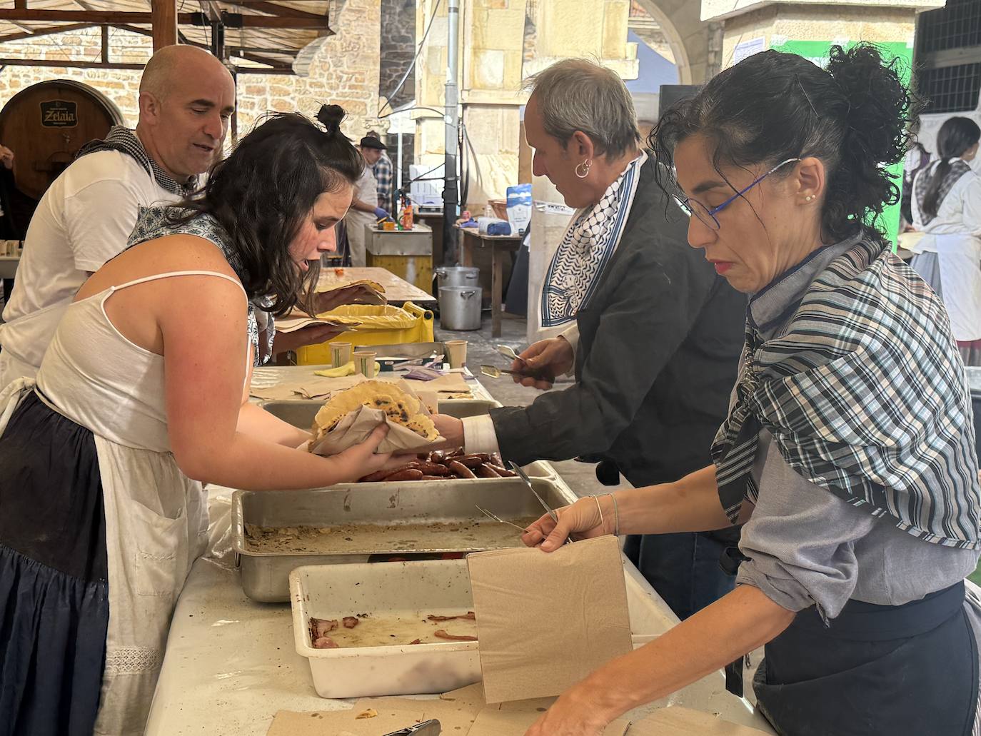 2.600 litros de sidra y 2.000 talos en un txotx multitudinario