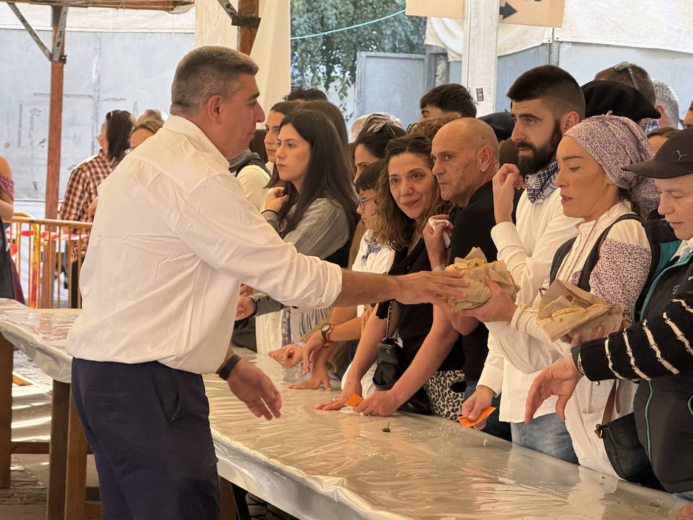 2.600 litros de sidra y 2.000 talos en un txotx multitudinario