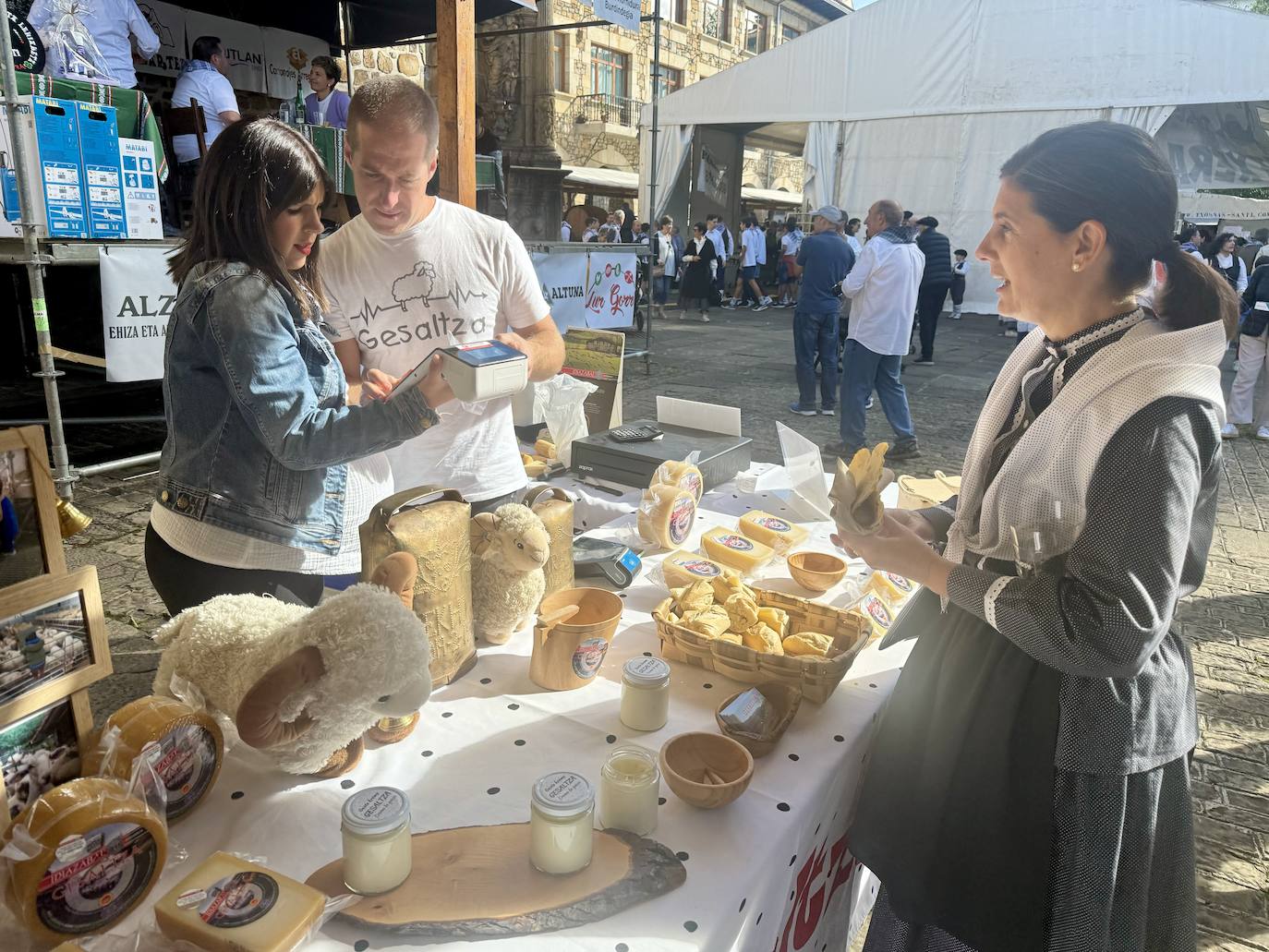2.600 litros de sidra y 2.000 talos en un txotx multitudinario