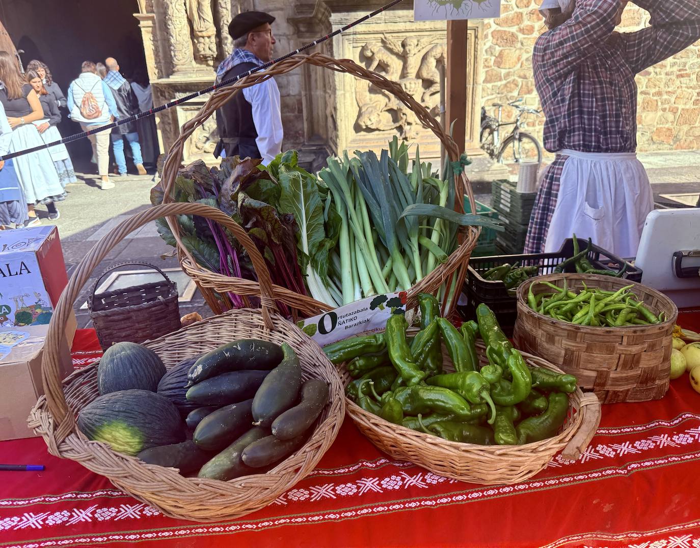 2.600 litros de sidra y 2.000 talos en un txotx multitudinario