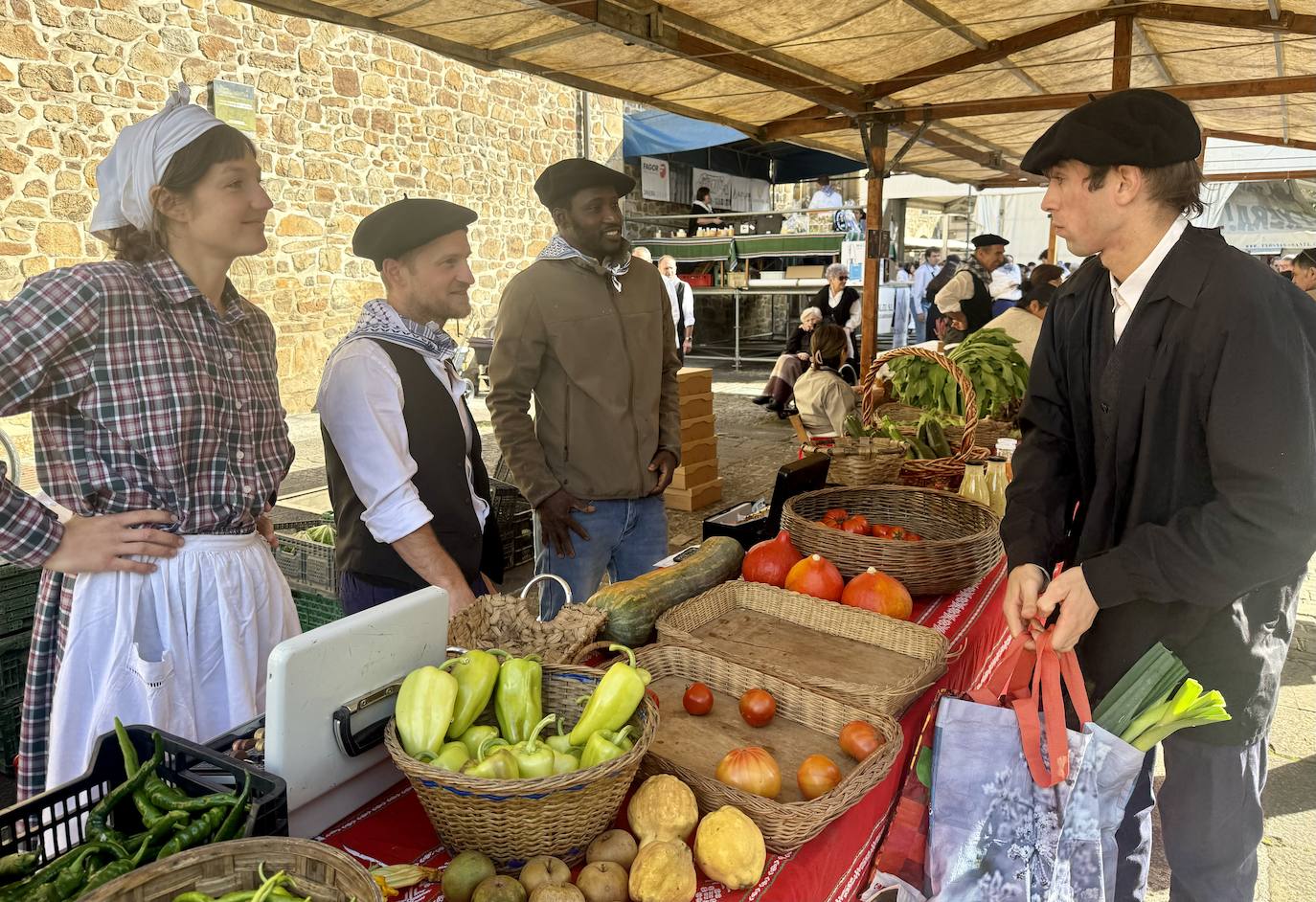 2.600 litros de sidra y 2.000 talos en un txotx multitudinario