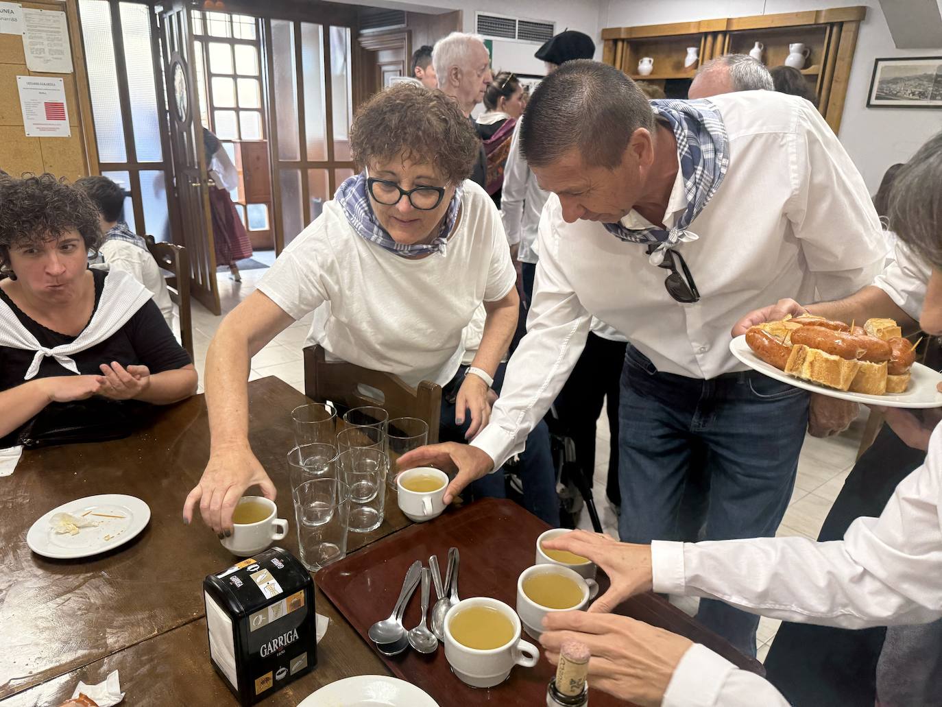 2.600 litros de sidra y 2.000 talos en un txotx multitudinario
