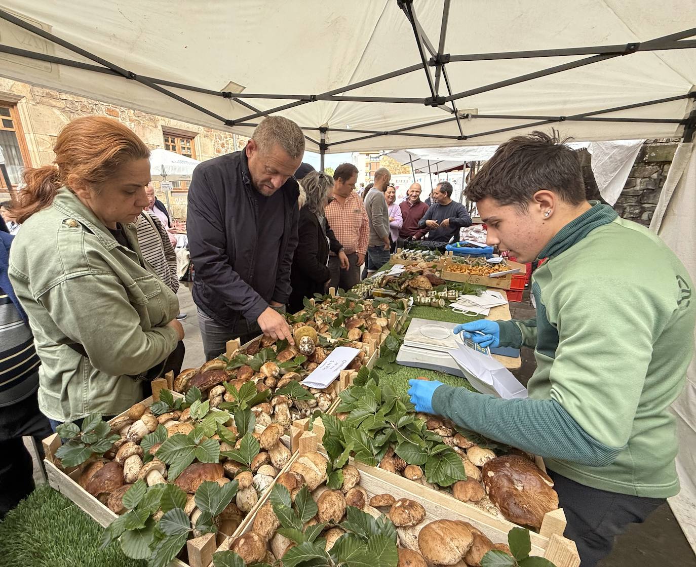 2.600 litros de sidra y 2.000 talos en un txotx multitudinario