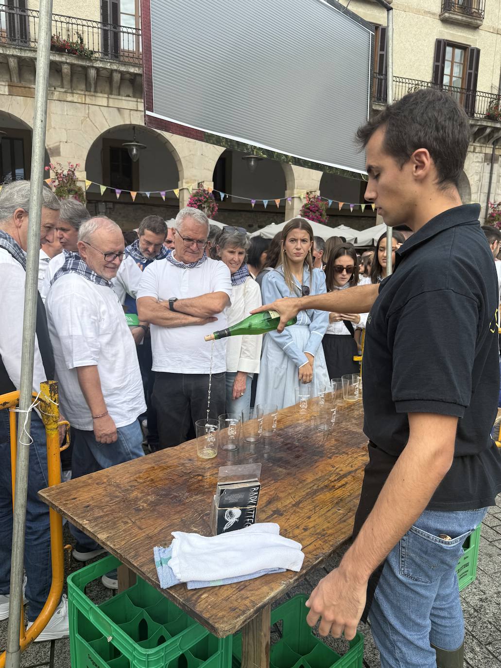 2.600 litros de sidra y 2.000 talos en un txotx multitudinario