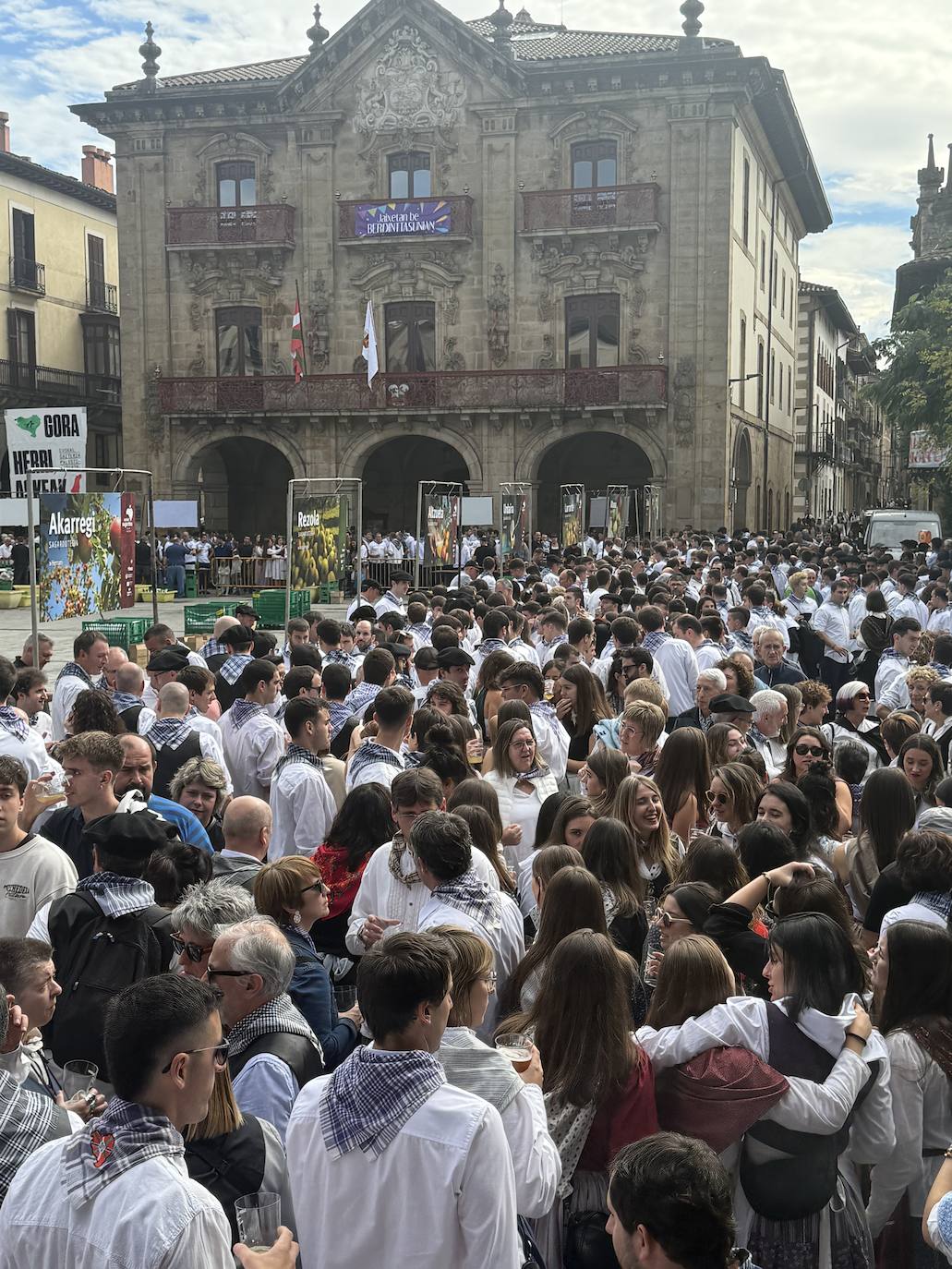 2.600 litros de sidra y 2.000 talos en un txotx multitudinario