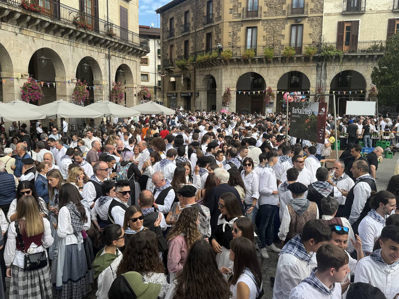 2.600 litros de sidra y 2.000 talos en un txotx multitudinario