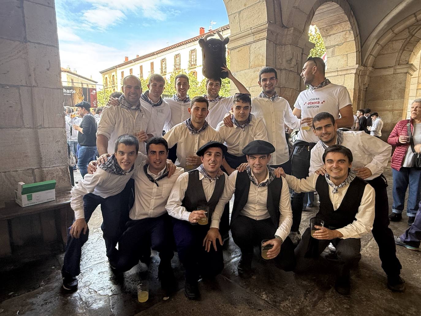 2.600 litros de sidra y 2.000 talos en un txotx multitudinario