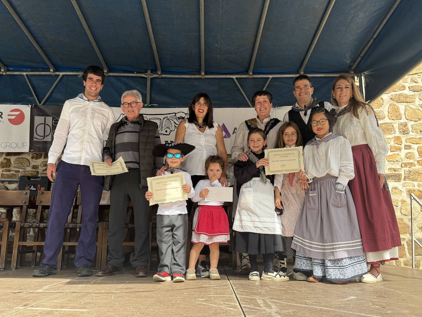 2.600 litros de sidra y 2.000 talos en un txotx multitudinario