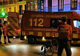 Ambulancia que atendió posteriormente al hombre atragantado en un bar de la Plaza del Castillo de Pamplona.