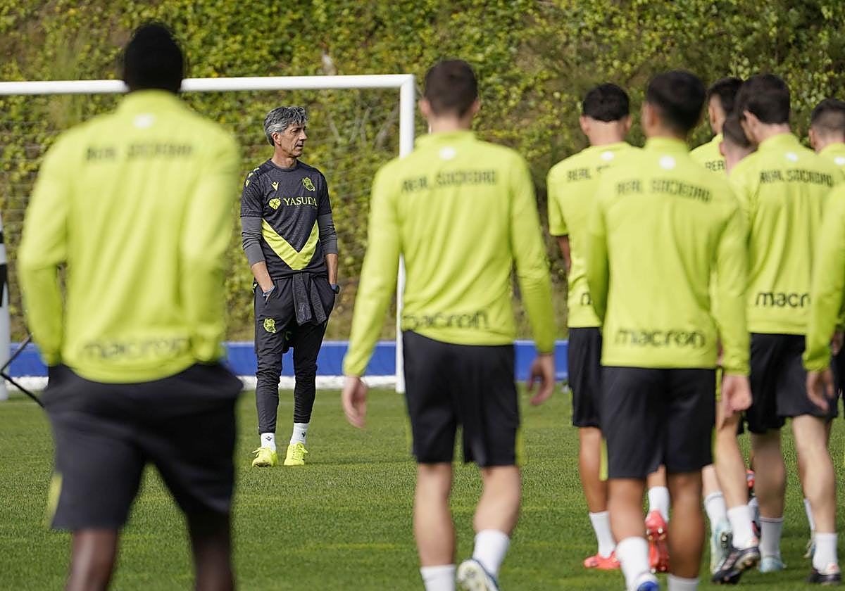 Imanol Alguacil dando indicaciones en el entrenamiento matinal de este sábado.