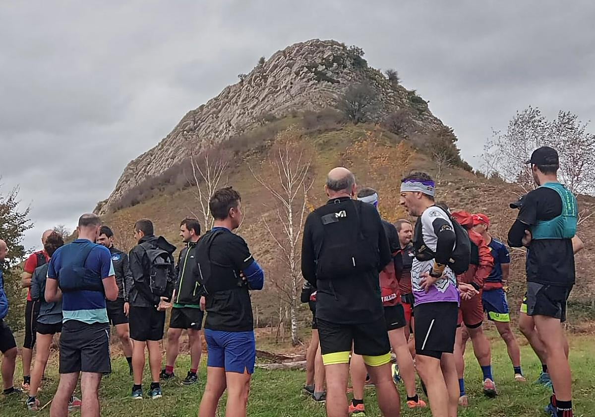Corredores de montaña antes de comenzar la pasada edición de la Udazkentrail, con la cima de Egoarbitza detrás.