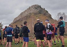 Corredores de montaña antes de comenzar la pasada edición de la Udazkentrail, con la cima de Egoarbitza detrás.