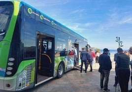 Los vecinos y vecinas han tenido ocasión de conocer los nuevos autobuses eléctricos de Zarautz.