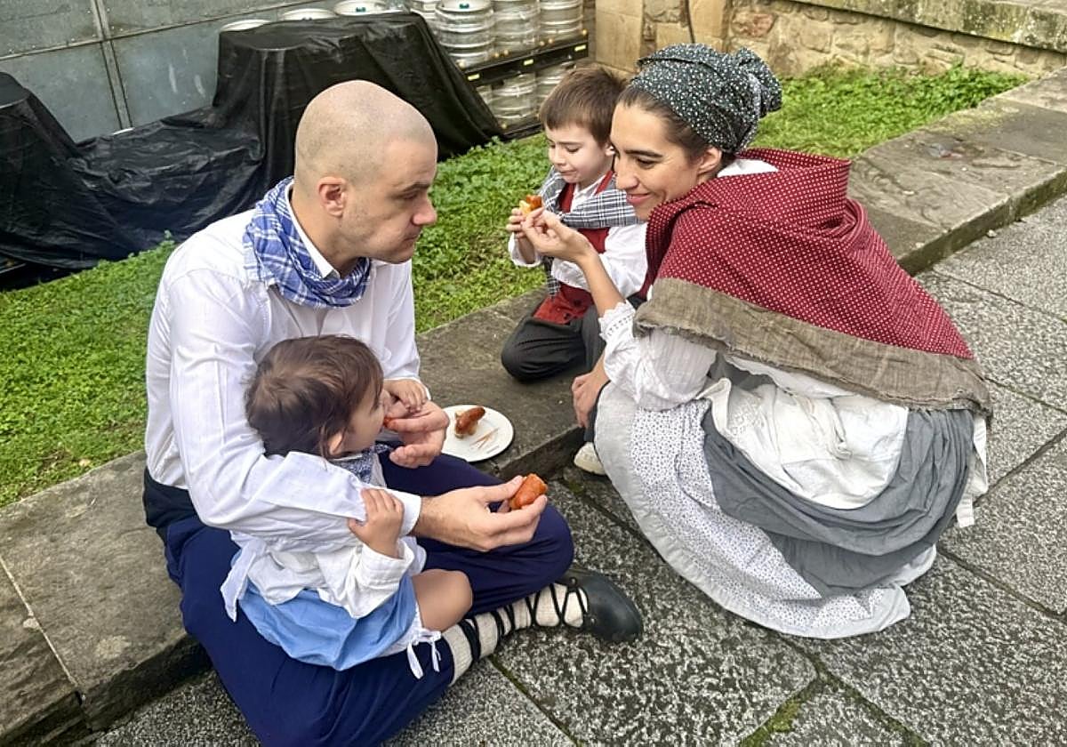 Feria y gastronomía. Tras visitar la feria agricola ganadera y artesana,niños y mayores disfrutabande la gastronomía de la jornada.