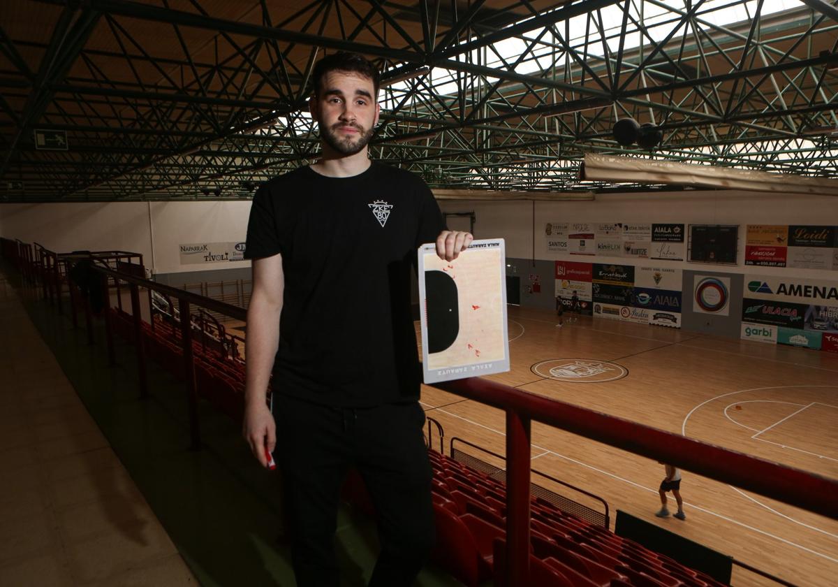 Mikel Alzaga, entrenador del Zarautz, con una tablilla para explicar la táctica a sus jugadores en el polideportivo Aritzbatalde.