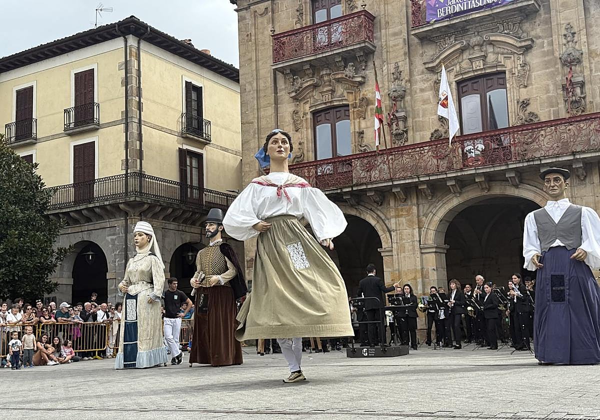 El concierto 'Bailando con gigantes' reunió a la Banda de Música, txistularis, gaiteros y la comparsa de gigantes y cabezudos de Oñatz.