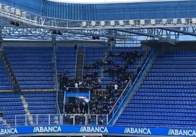 Los ultras del Málaga, en el interior del estadio de Riazor.