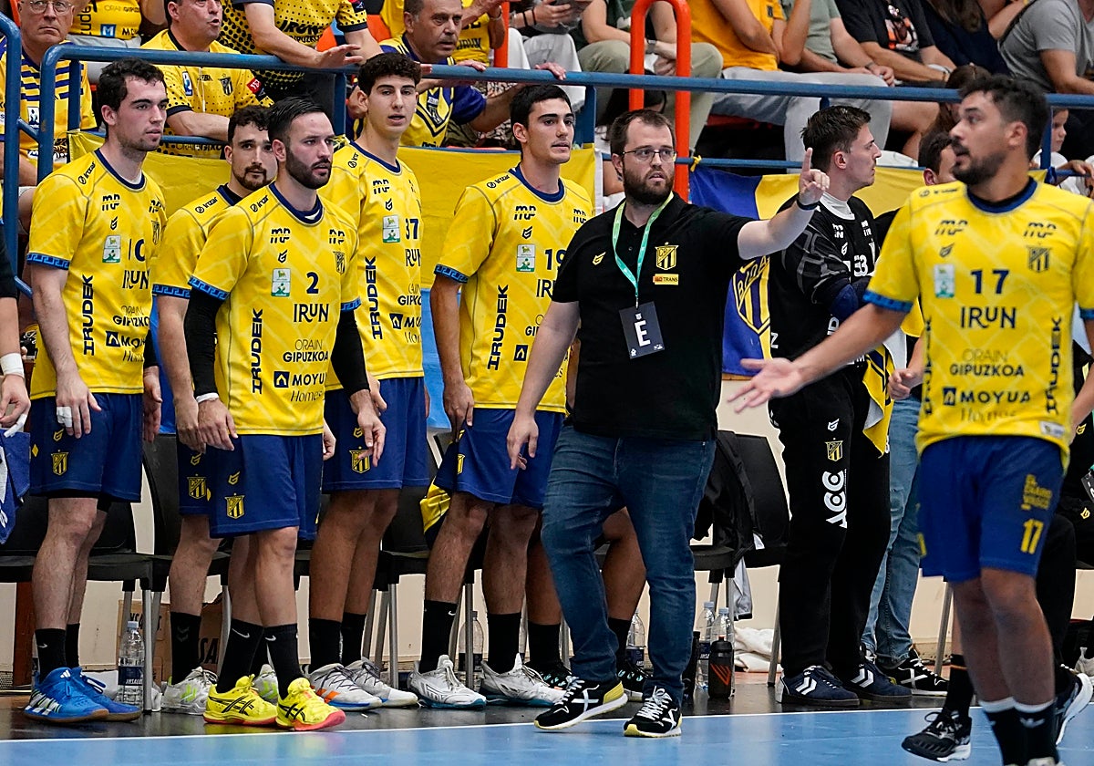 Alex Mozas en el banquillo bidasotarra en el partido del pasado sábado.