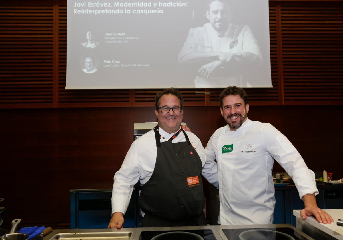 Peio Cruz y Javi Estévezposan antes de comenzar la actividad de Unilever.