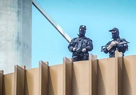 Agentes vigilan desde la azotea del Europa en un evento anterior que acogió el Palacio de Congresos.