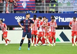 Sergio Álvarez lamenta el gol de los asturianos en el descuento, que supuso el 1-3 definitivo en contra de los armeros.