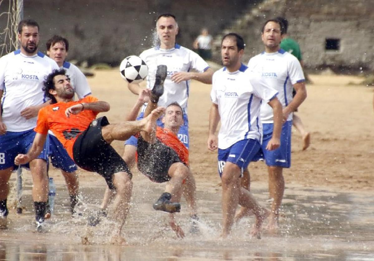 Dos jugadores del Arrano taberna tratan de rematar de chilena ante la poblada defensa de Kosta Hortz Klinika pero no lo hicieron con demasiado acierto.