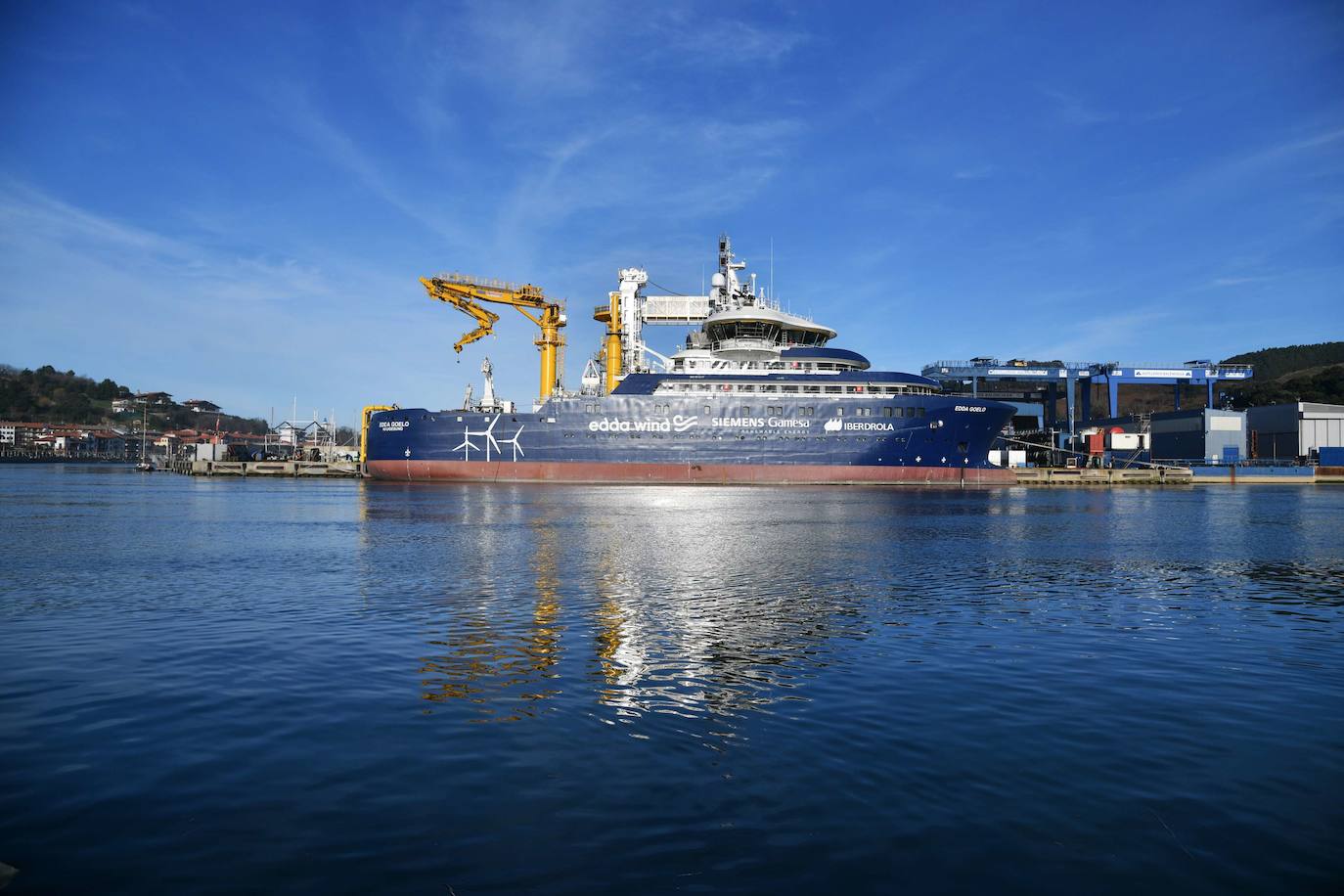 Un buque fabricado en Astilleros Balenciaga, junto a las instalaciones de Zumaia