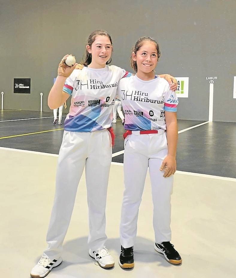 Nora de Vega y Lur Egizabal posan sonrientes tras la victoria.