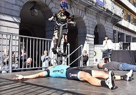 Irene Caminos, durante una exhibición, saltando por encima de Indurain y Olano.